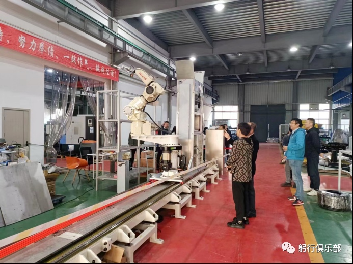 帶地軌的七軸機器人自動化搬運上下料產線 圖1