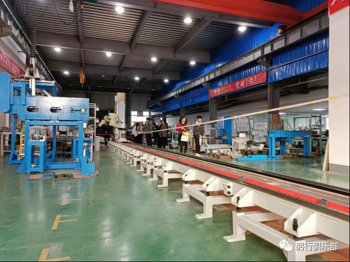 帶地軌的七軸機器人自動化搬運上下料產線 圖2