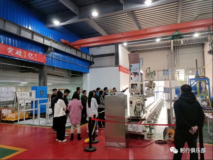 帶地軌的七軸機器人自動化搬運上下料產線 圖3